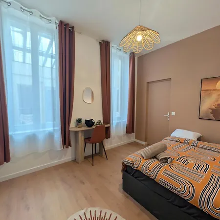 Chic 3-bedroom Apartment-patio-garden-downtown أميا