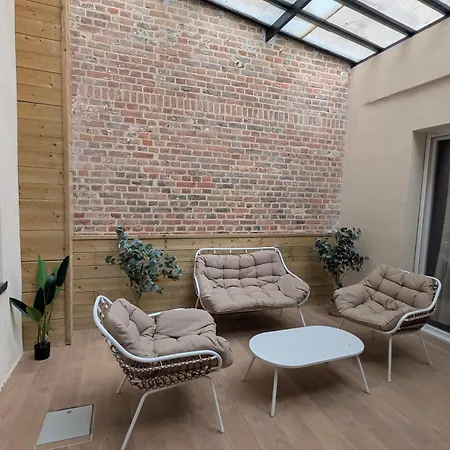Chic 3-bedroom Apartment-patio-garden-downtown شقة أميا