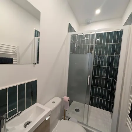 Chic 3-bedroom Apartment-patio-garden-downtown شقة *