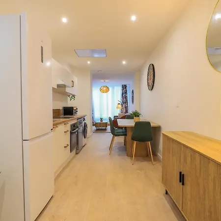 شقة Chic 3-bedroom Apartment-patio-garden-downtown
