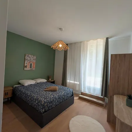 Chic 3-bedroom Apartment-patio-garden-downtown