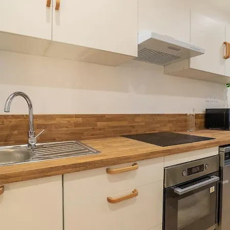 Chic 3-bedroom Apartment-patio-garden-downtown Apartman